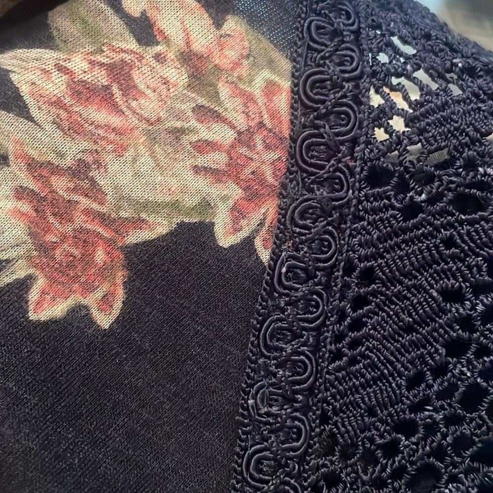 LUCKY BRAND Floral crochet sleeves size large - Picture 7 of 7